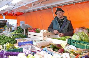 Zu viel Gemüse für Rottweil? Marktbeschicker Giovanni Giangreco versteht das Gebaren der Kollegen nicht. Foto: Otto