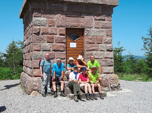 Die acht Mitglieder des Schwarzwaldvereins lassen sich von den hohen Temperaturen nicht abschrecken. Foto: Verein Foto: Schwarzwälder Bote