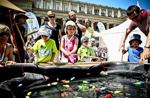 Abkühlung tut Not: Im Trend lagen beim Kinder- und Jugendfestival auf dem Schlossplatz  Spiele, die mit Foto: Leif Piechowski