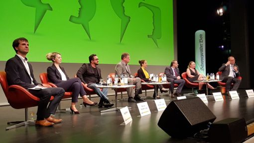 Die Kandidaten und Moderatoren auf der Bühne während der Podiumsdiskussion. Foto: Schwenk/Böhler