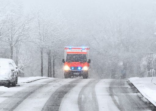 Das winterliche Wetter ist für Einsatzfahrzeuge eine besondere Herausforderung. (Symbolfoto) Foto: Jansen