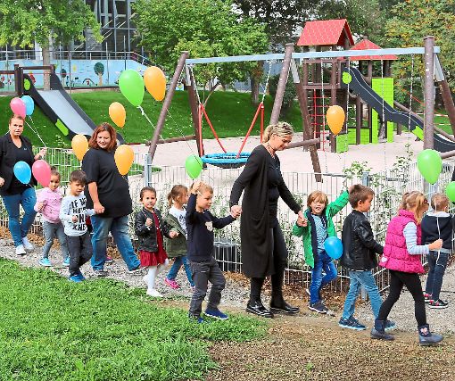 Die Kinder des Kindergartens Zehntscheuer in Haiterbach freuten sich über das neue Freigelände . Fotos: Priestersbach Foto: Schwarzwälder-Bote
