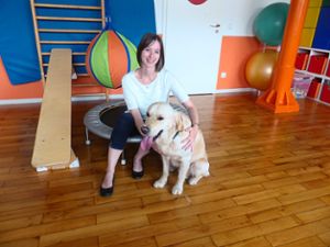 Ergotherapeutin Sonja Hieke gemeinsam mit Therapie-Hund Wotan in ihrer neuen Praxis. Foto: Schneider Foto: Schwarzwälder Bote