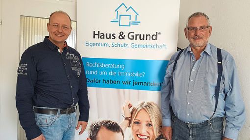 Norbert Heyting (rechts) und Rechtsanwalt Larsen Libuda stehen im Jubiläumsjahr an der Spitze des Vereins Haus und Grund Furtwangen.   Foto: Verein Foto: Schwarzwälder Bote