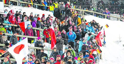 Das Weltcup-Skispringen im Dezember an der Hochfirstschanze in Titisee-Neustadt  soll wieder zu einem Skifest für Jung und  Alt   werden.  Archivfoto: Bächle Foto: Schwarzwälder Bote