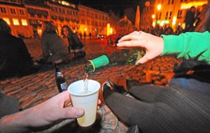 Laut Statistik trinken Jugendliche oft  zu viel  Alkohol. Für viele gehört der Alkoholkonsum zum Zusammensein dazu – so wie hier auf dem Augustinerplatz in Freiburg.  Foto: Seeger