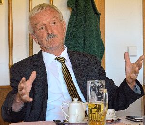 Der Landesvorsitzende Waldemar Futter aus Stuttgart sprach mit seinem Vortrag den Pensionären aus der Seele.  Foto: Morlok Foto: Schwarzwälder-Bote
