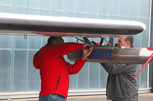 Die Piloten Sebastian Keller (links) und Markus Duwe befestigen die beiden Generatoren. Foto: Hella Schimkat