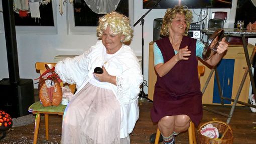 Wer ist die Schönste? Beim vielsagenden  Auftritt  ohne Worte   von Susanne Hör (links)  und Liane Pfau  hatten die Zuschauerinnen  jede Menge Spaß. Foto: Priska Dold