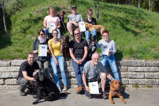 Die Hundehalter haben den Hunde-Führerschein in Bisingen bestanden. Foto: Privat Foto: Schwarzwälder Bote