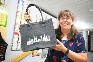 Sabine Hauser, Inhaberin der Buchhaltestelle, präsentiert diese Villinger Tasche.  Foto: Eich