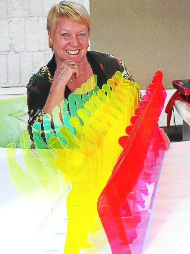 Ingrid Ritterbusch,  hier bei  einer Präsentation in  der Nagolder Kunstfabrik, ist bei der Künstler-Messe dabei.  Foto: Hofmann Foto: Schwarzwälder-Bote