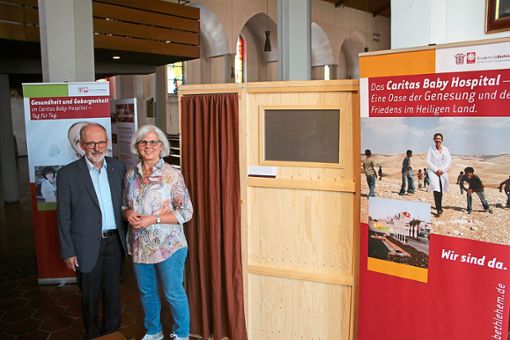 Diakon Willi Bröhl und Renate Bröhl vor der Klause, die im Rahmen der Ausstellung in der Kirche zu sehen ist.  Foto: Beule Foto: Schwarzwälder Bote