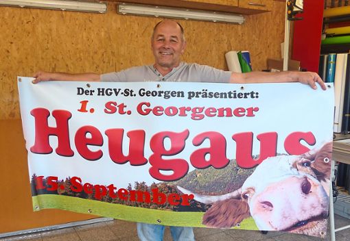 Jürgen Pohl präsentiert das Plakat für die  erste St. Georgener Heugaus. Foto: Klossek Foto: Schwarzwälder Bote