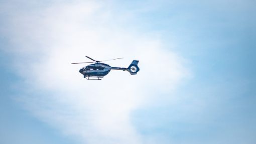 Ein Hubschrauber und zahlreiche Kräfte der Polizei sind im Einsatz. Foto: Heidepriem