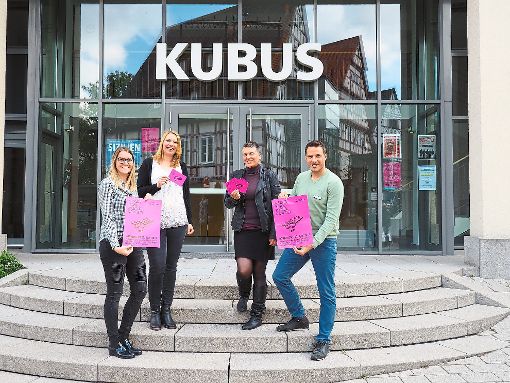 Das Organisationsteam der After-Work-Partys (von links) Julia Zeiler, Theresa Brutscher, Maren Häußler und Philipp Baudouin will den Kubus in ein neues Licht rücken. Foto: Mutschler
