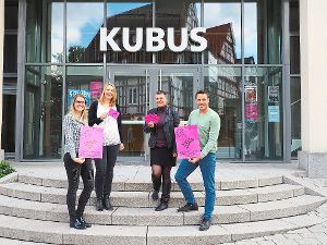 Das Organisationsteam der After-Work-Partys (von links) Julia Zeiler, Theresa Brutscher, Maren Häußler und Philipp Baudouin will den Kubus in ein neues Licht rücken. Foto: Mutschler