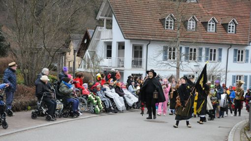 Zahlreiche Senioren verfolgten den Kinderumzug in Schiltach. Foto: Ziechaus