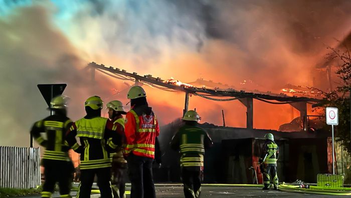 Lagerhalle steht in Flammen - Feuerwehr im Großeinsatz