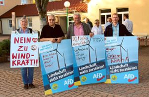 Mit Plakaten demonstrierten AfD-Mitglieder des Kreisverbands Calw/Freudenstadt, unter ihnen der Landtagsabgeordnete Uwe Hellstern, vor dem Lindenforum in Grömbach gegen den Bau von Windenergieanlagen. Foto: Sannert