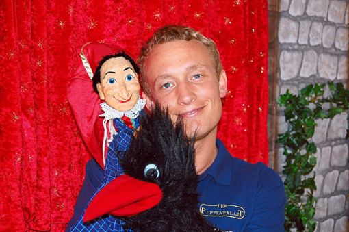Michael Henne spielt in St. Georgen das Märchen Rotkäppchen mit Puppen nach. Foto: Puppenpalast Foto: Schwarzwälder Bote