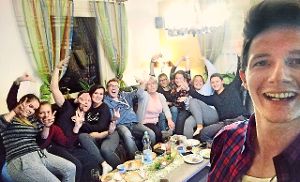 Damiano Maiolini (rechts) hat sich die Sendung mit Freunden und Familie angeschaut und uns freundlicherweise ein Selfie geschickt.  Foto: Maiolini