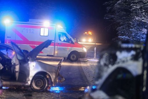 Schneefall hat am Freitagmorgen zu 20 Unfällen geführt, bei denen vier Menschen schwer verletzt wurden. (Symbolfoto) Foto: Eich