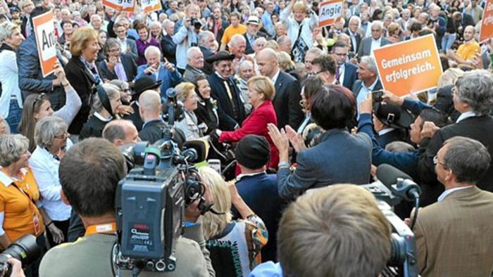 Angela Merkel nimmt Bad in der Menge