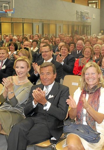 Zum Ehrenbürger der Stadt Burladingen wurde am Samstagabend Wolfgang Grupp (auf dem Foto mit seiner Ehefrau) ernannt.  Foto: Schwager