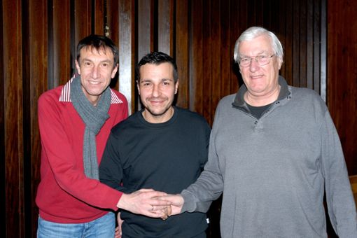 Enrique Blanco hat beim FC Bad Dürrheim unterschrieben. Spielausschussvorsitzender Mete Morat (links) und der Vorsitzende Albrecht Schlenker (rechts) freuen sich über den neuen Übungsleiter.  Foto: Morat