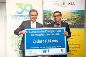 Umweltminister Franz Untersteller (links) überreicht die Plakette an Willi Griesser, Leiter des Umweltamts im Zollernalbkreis.  Foto: Stollberg