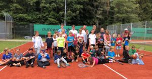 Rund 40 Kinder ließen sich beim TC Zimmern-Horgen in die Grundzüge des Tennis einführen. Foto: Anke-Dominique Schnell Foto: Schwarzwälder Bote
