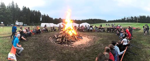 Gemeinsamer Tagesabschluss der Zeltlager-Teilnehmer am Lagerfeuer. Foto: Lauser Foto: Schwarzwälder Bote