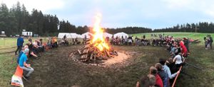 Gemeinsamer Tagesabschluss der Zeltlager-Teilnehmer am Lagerfeuer. Foto: Lauser Foto: Schwarzwälder Bote