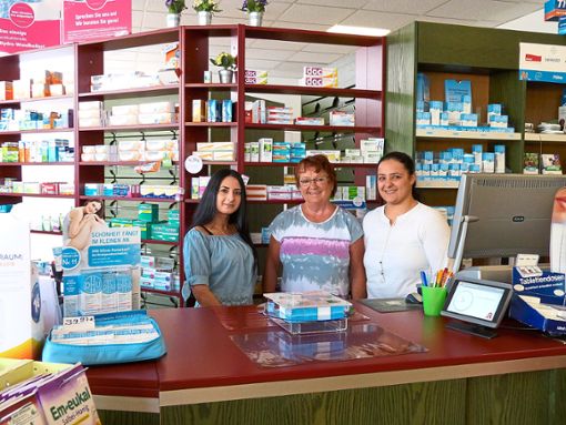 Linda Kabaali (rechts) ist die neue Besitzerin der Lindenhof-Apotheke. Unser Bild zeigt sie mit ihren Mitarbeiterinnen Mürside Akbal (links)  und Gabi Leucht (Mitte).   Foto: Danner Foto: Schwarzwälder Bote
