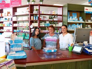 Linda Kabaali (rechts) ist die neue Besitzerin der Lindenhof-Apotheke. Unser Bild zeigt sie mit ihren Mitarbeiterinnen Mürside Akbal (links)  und Gabi Leucht (Mitte).   Foto: Danner Foto: Schwarzwälder Bote