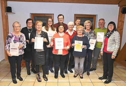 Verdiente Chorsängerinnen und langjährige Fördermitglieder erhielten Ehrungen beim Liederkranz in Salzstetten. Foto: Maier Foto: Schwarzwälder Bote