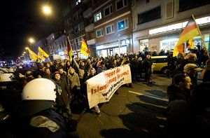 In Karlsruhe ist es am Montagabend wieder zu Pegida- und Anti-Pegida-Demonstrationen gekommen. (Archivbild) Foto: dpa