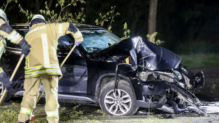 BMW zerteilt Baum, Fahrer lässt verletzte Freundin zurück