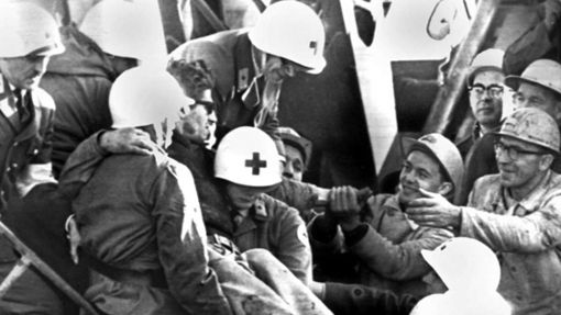 24. Oktober 1963: Helfer tragen während der dramatischsten Rettungsaktion in der Geschichte des deutschen Bergbaus an einer Bohrstelle im niedersächsischen Lengede einen der befreiten Bergleute ins Freie. Foto: picture alliance/d/a