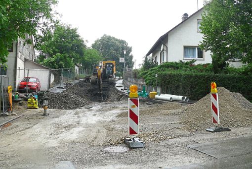 Kräftig frisst sich der Bagger in die Fronbergstraße in  Schörzingen, die in zwei Bauabschnitten komplett saniert wird.  Foto: Visel