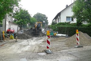 Kräftig frisst sich der Bagger in die Fronbergstraße in  Schörzingen, die in zwei Bauabschnitten komplett saniert wird.  Foto: Visel