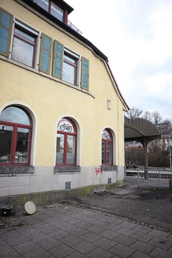 Tatort Bahnhof: An dieser Stelle soll ein 27-Jähriger im Oktober über eine junge Frau aus Ebingen hergefallen sein. Seit Mittwoch wird der Fall vor dem Landgericht Hechingen verhandelt. Foto: Maier