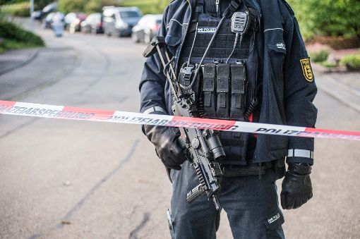 Schwer bewaffnet sichert die Polizei am Freitag den Tatort. Der Täter ist noch auf der Flucht. Foto: SDMG/ Friebe