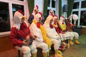 Die gackernden Hühner ließen sich die Betreuung von Hahn Emil Schmid gut gefallen.  Foto: Bea Foto: Schwarzwälder Bote