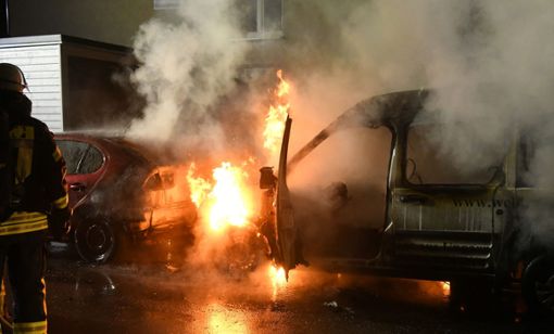 Die Flammen greifen auf ein vor dem Transporter abgestelltes Auto über. Foto: kamera24
