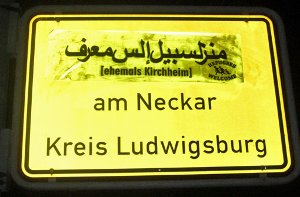 Kirchheim auf Arabisch: Unbekannte haben Ortsschilder im Kreis Ludwigsburg mit arabischen Schriftzeichen überklebt.  Foto: Polizei