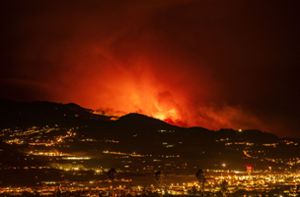 Am Horizont sind Flammen zu sehen, während sich das Feuer auf Teneriffa durch den Wald auf die Stadt La Laguna und den Flughafen Los Rodeos zubewegt. Foto: dpa/Arturo Rodriguez
