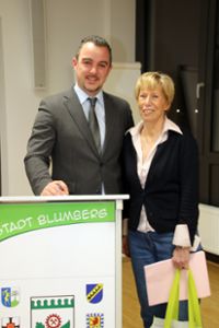Bürgermeister Markus Keller vereidigt Jutta Zöllner als Stadträtin.  Foto: Lutz Foto: Schwarzwälder Bote