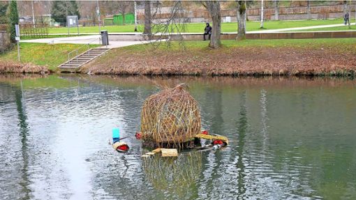 Der Weidenschwimmer am Longwyplatz wurde nach einer Reparatur wieder zu Wasser gelassen. Sobald die Weiden wieder begrünt sind, ist die Brut der Blesshühner vor neugierigen Blicken geschützt. Foto: Thomas Ebinger